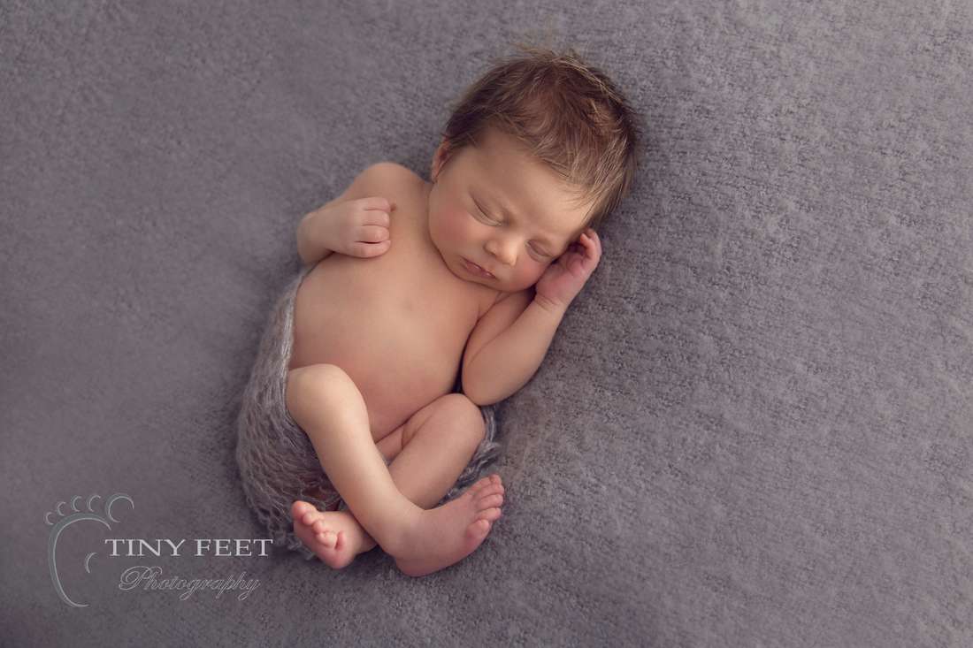 Newborn photography posing