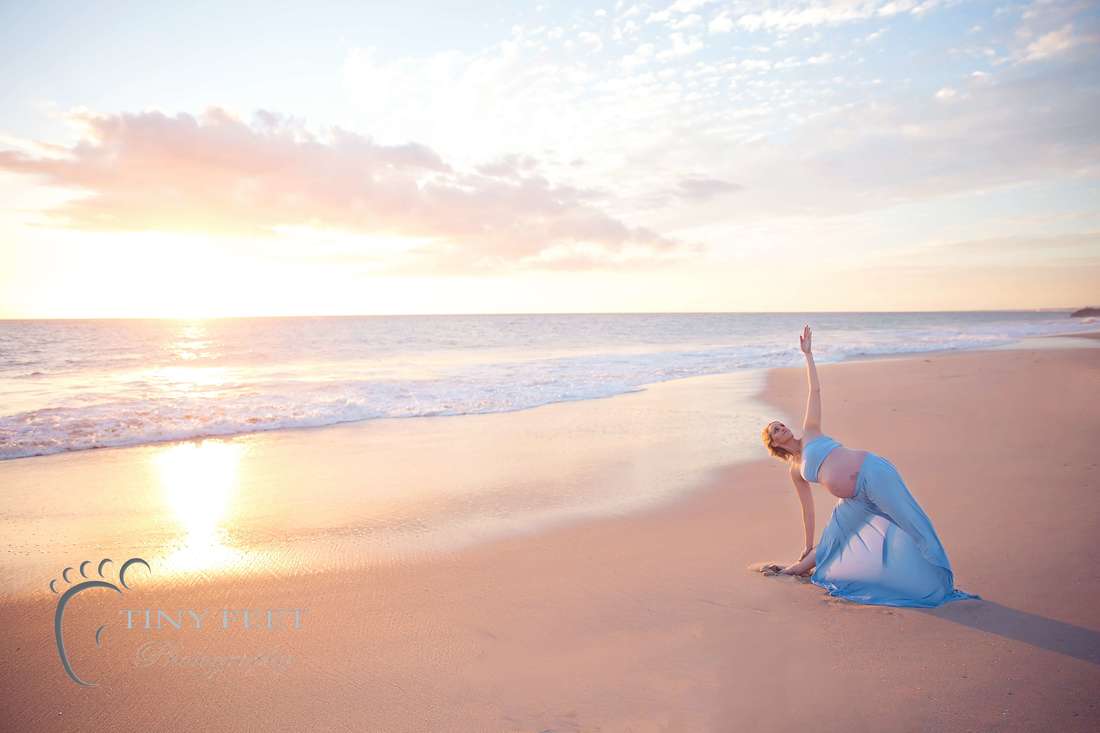 Prenantal Yoga poses and maternity photos on the beach