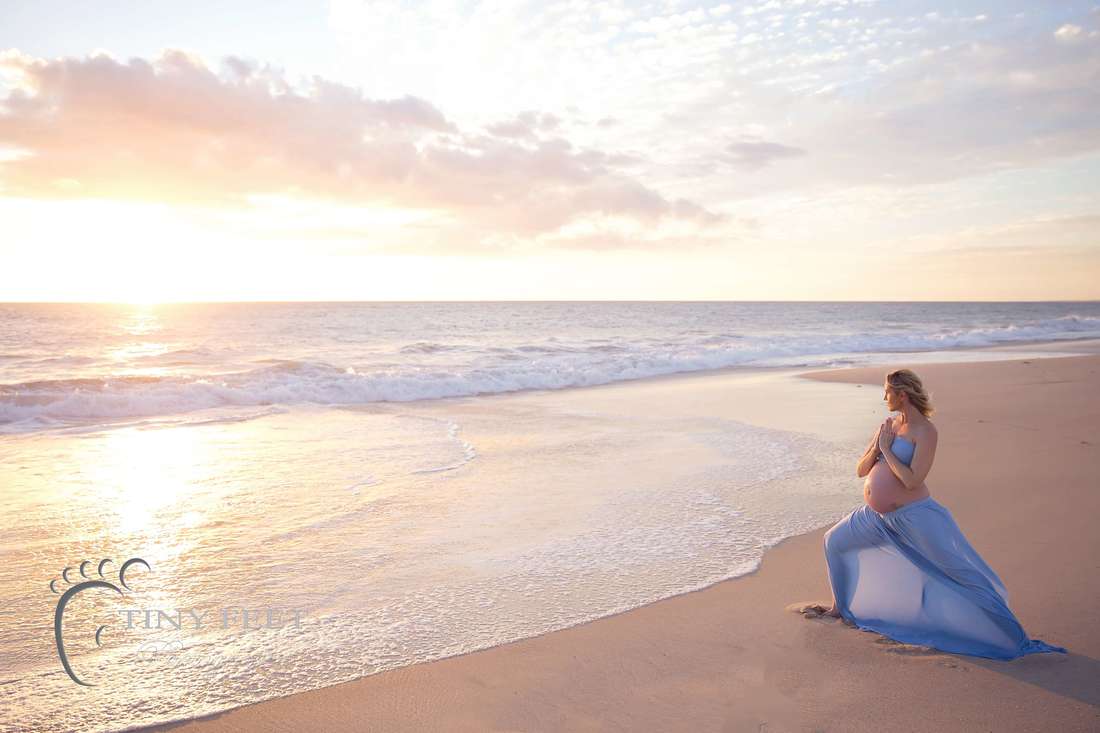 Prenantal Yoga poses and maternity photos on the beach
