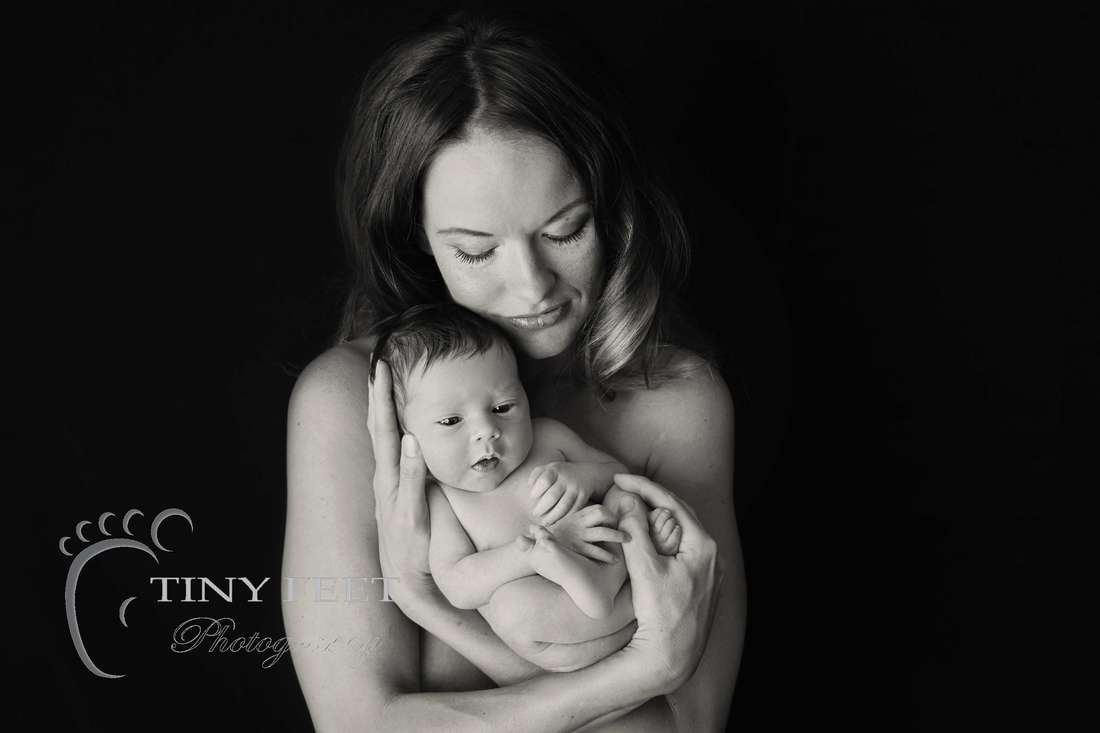 Tiny Feet Photography black and white newborn image with mum