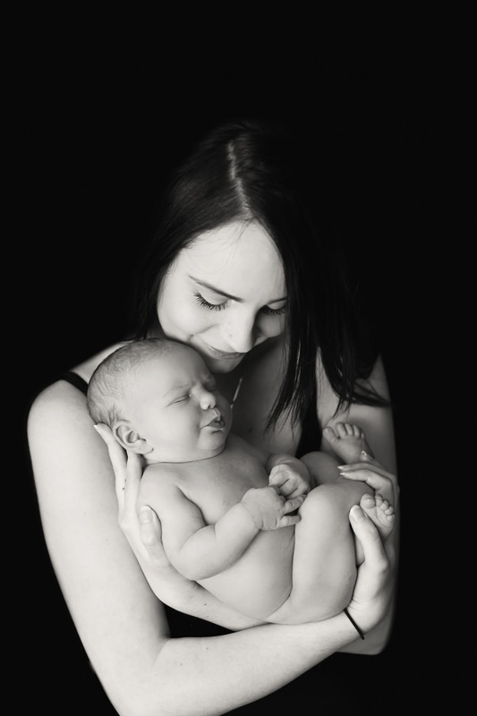Tiny feet photography Parent newborn posing black and white