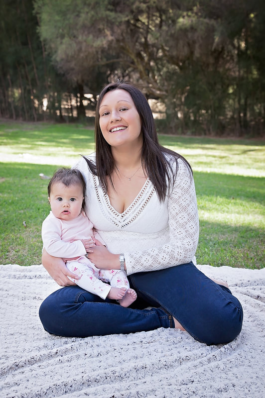 Mummy and daughter outdoor family photos at the park