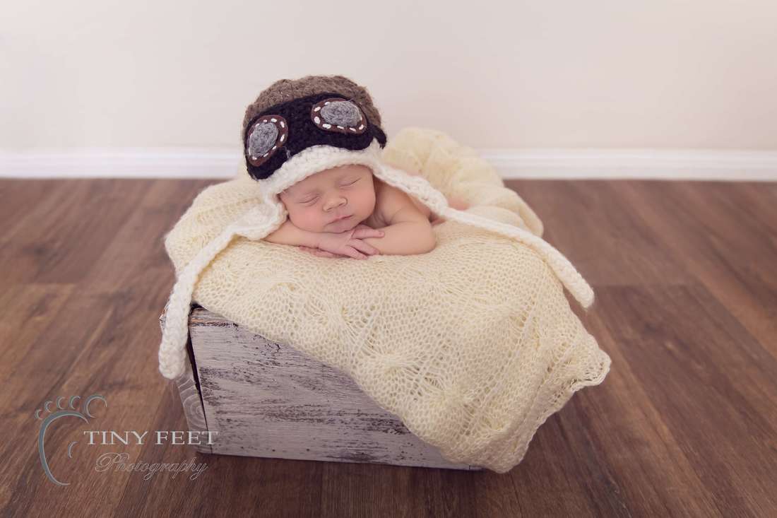 Tiny Feet Photography baby chin on hand pose in crate