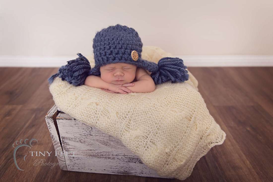 PictureTiny Feet Photography baby chin on hand pose in crate